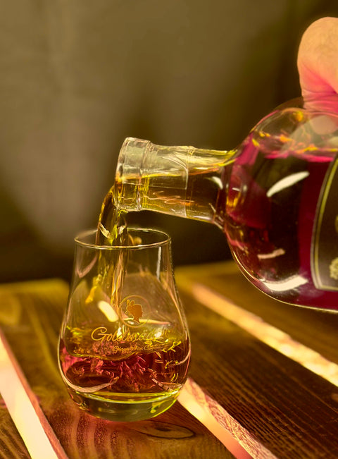 Goldmädchen Haselnuss Gold | Premium Haselnuss Schnaps mit Karamell & Schokolade Noten | Aus besten Kerassunder Haselnüssen | 35% Vol.