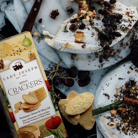 Lady Joseph Cracker mit Parmigiano Reggiano & Olivenöl – Mediterraner Knuspersnack